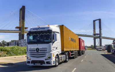 Andalfrío, primera empresa en transportar contenedores por duotrailer en Sevilla